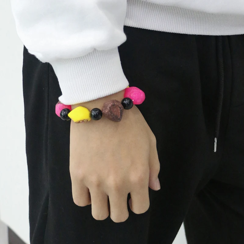 Farverig tegneserieharpiks beaded armbånd